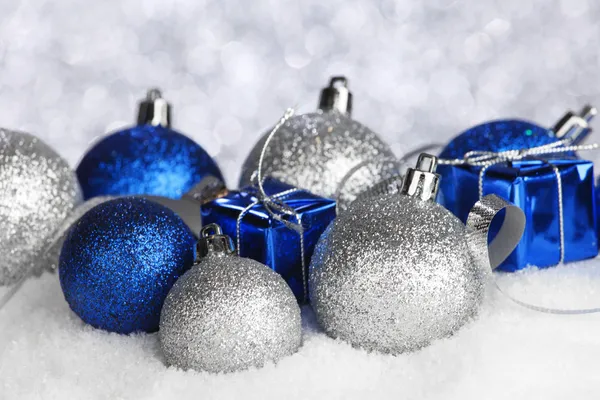 Boules et cadeaux de Noël — Photo