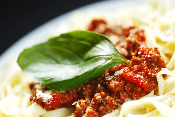 Spaghetti bolognese met basilicum — Stockfoto