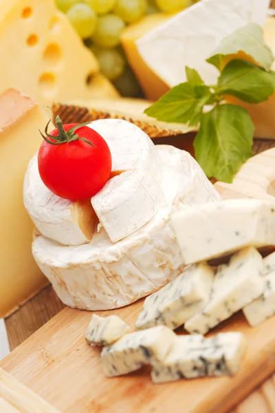 Queijo em uma mesa de madeira — Fotografia de Stock