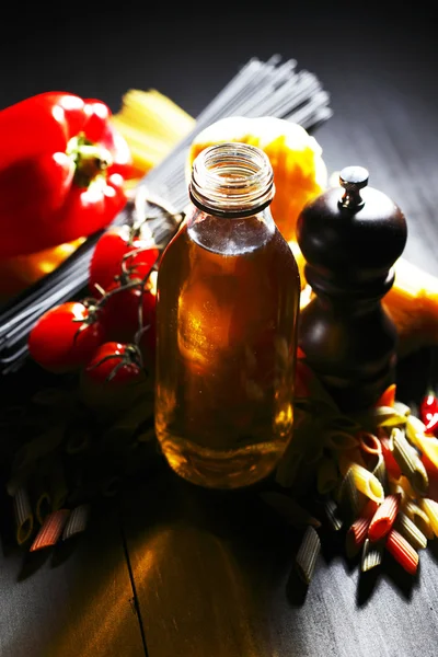 Ingredientes de massas na mesa preta — Fotografia de Stock