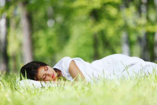 Mujer durmiendo en la hierba —  Fotos de Stock