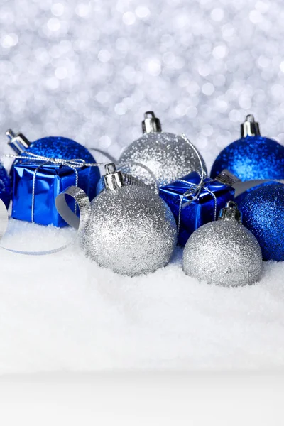 크리스마스 공 및 선물 — 스톡 사진