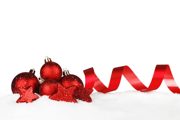 Decoração de Natal vermelho na neve — Fotografia de Stock