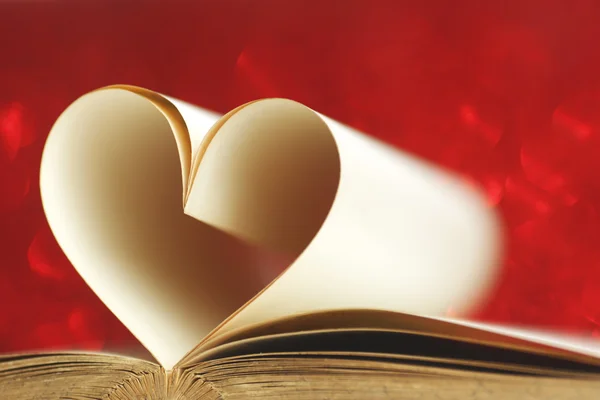 Bir kitabın içinde kalp — Stok fotoğraf
