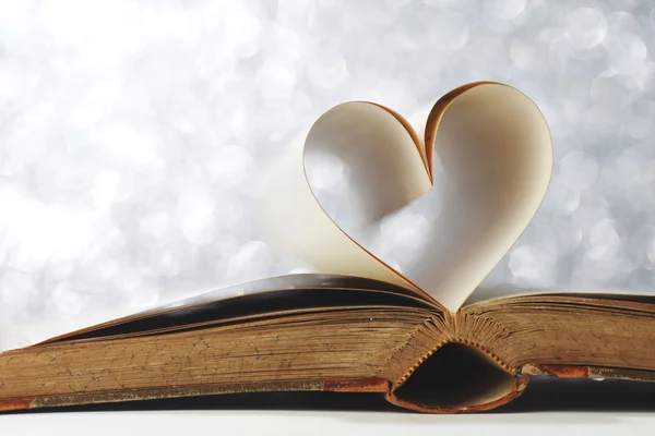 Bir kitabın içinde kalp — Stok fotoğraf