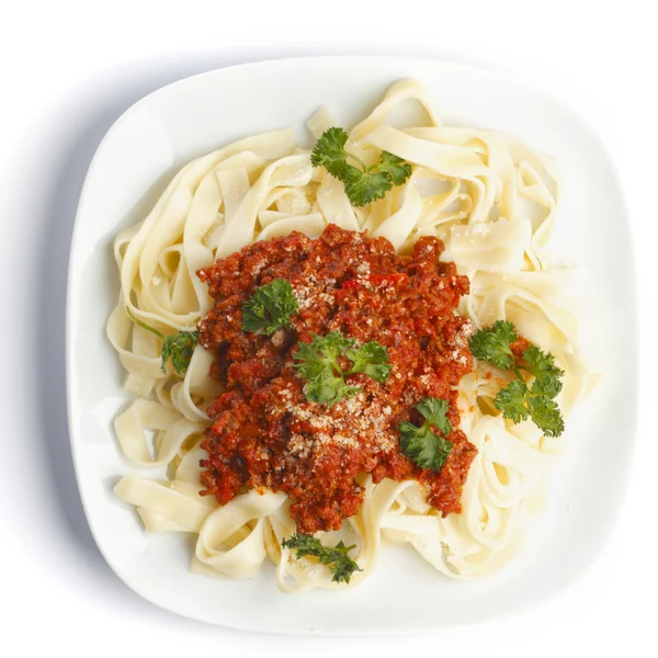 Спагетти Болоньезе на белой тарелке — стоковое фото