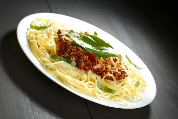 Spaghetti bolognese z bazylią — Zdjęcie stockowe