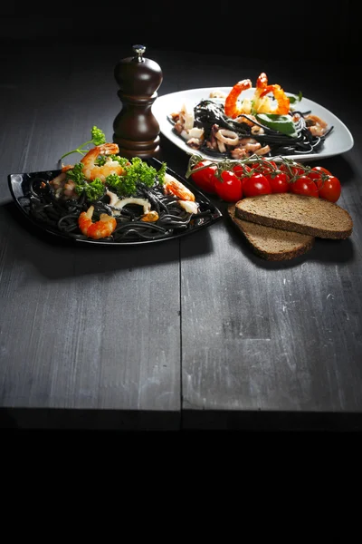 Zwarte spaghetti met zeevruchten — Stockfoto