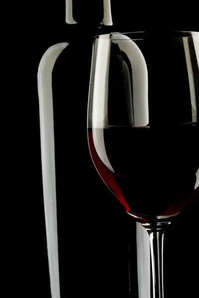 Silhouette en verre de vin rouge fond noir — Photo