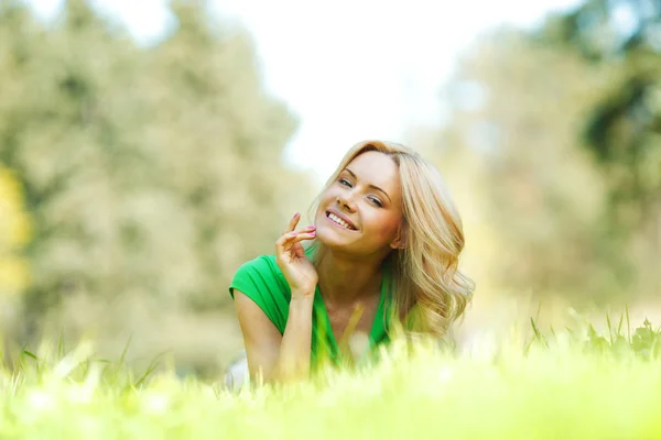 Vrouw liggend op gras — Stockfoto