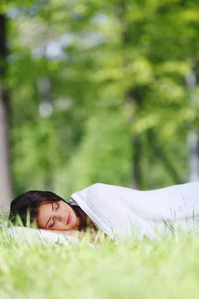 Женщина спит на траве — стоковое фото