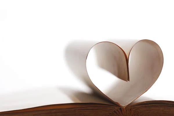 Herz in einem Buch — Stockfoto