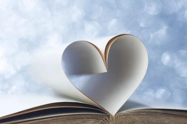 Coração dentro de um livro — Fotografia de Stock