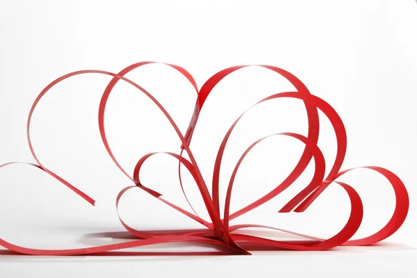 Красные сердечные ленты — стоковое фото