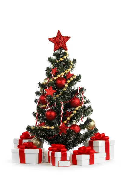 白い背景に飾られたクリスマスツリー — ストック写真