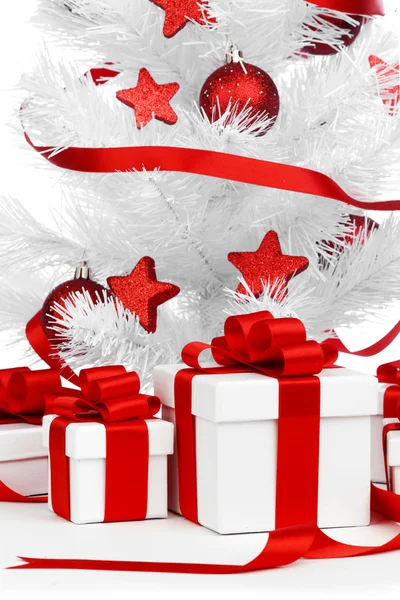Weihnachtsbaum und Geschenke — Stockfoto