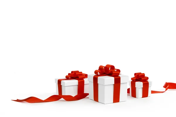Kırmızı fiyonklu hediye kutuları — Stok fotoğraf