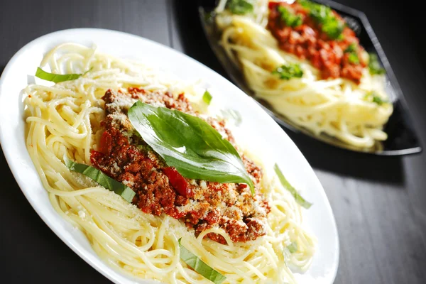 Spaghetti bolognese z bazylią — Zdjęcie stockowe