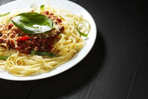 Spaghetti bolognese z bazylią — Zdjęcie stockowe