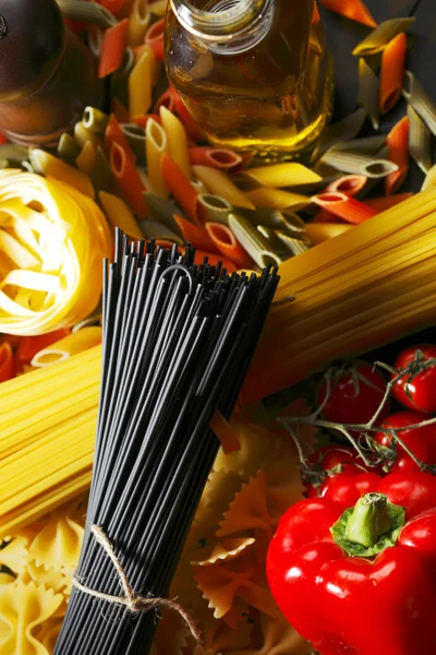 Ингредиенты макарон на черном столе — стоковое фото