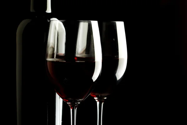 红葡萄酒杯剪影黑色背景 — 图库照片