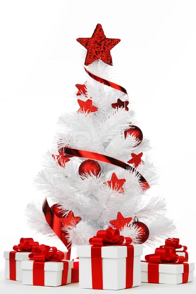 İzole edilmiş Noel ağacı — Stok fotoğraf
