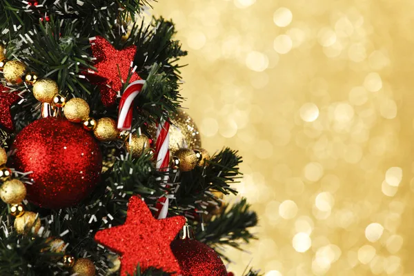 Ingericht kerstboom op achtergrond glitter — Stockfoto