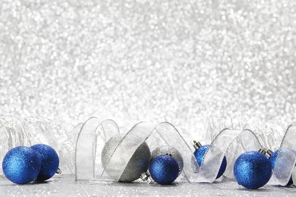 Kerstballen en -linten — Stockfoto