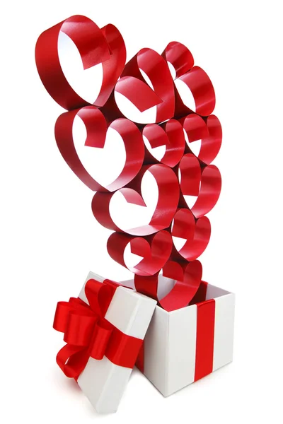 Белый подарочный ящик с красными сердцами — стоковое фото