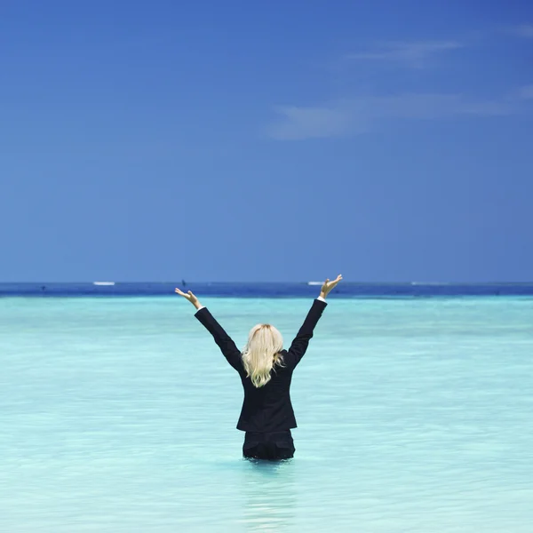 Femme d'affaires en vagues de mer — Photo