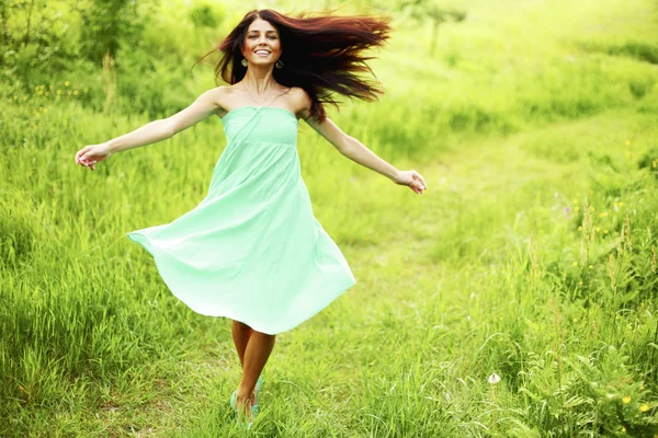 Mujer corriendo en el prado — Foto de Stock