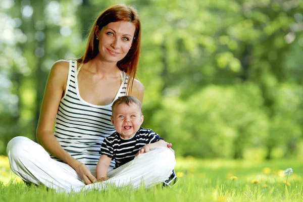 Moeder en dochter op gras — Stockfoto