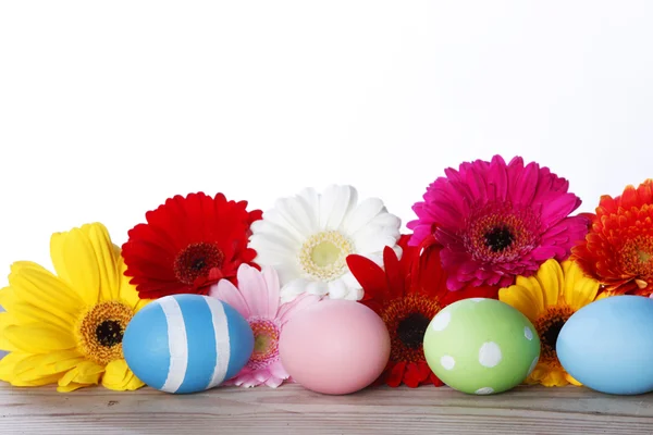 Huevos de Pascua y flores — Foto de Stock