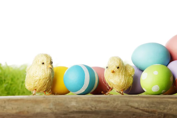 Пасхальні яйця і кури — стокове фото