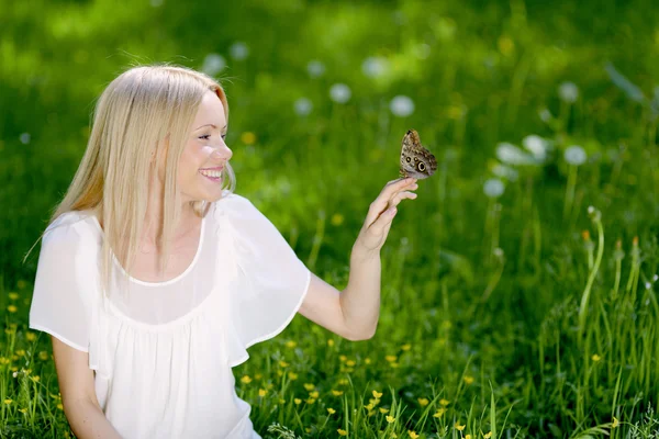 여자와 나비 — 스톡 사진