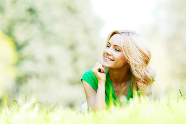 Frau auf Gras — Stockfoto