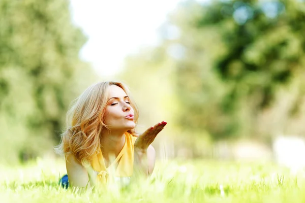 Jeune femme sur l'herbe — Photo