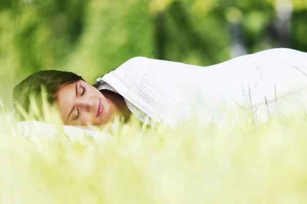 Donna che dorme sull'erba — Foto Stock