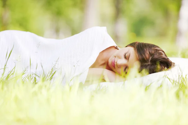 Vrouw slapen op gras — Stockfoto