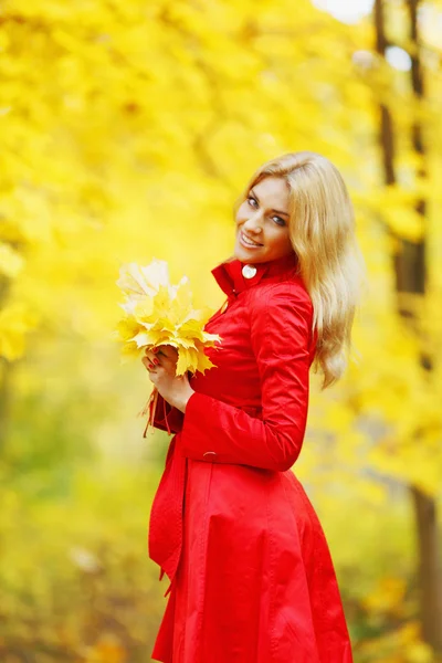 Herbstfrau — Stockfoto