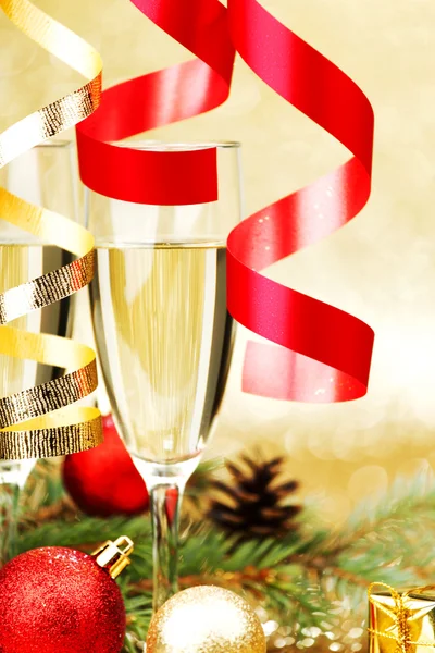 Champagne e decorazioni natalizie — Foto Stock