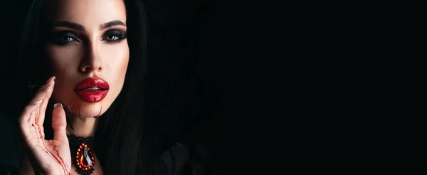 Güzel Genç Bir Kadının Cadılar Bayramı Portresini Kapat Dudaklarında Kan — Stok fotoğraf