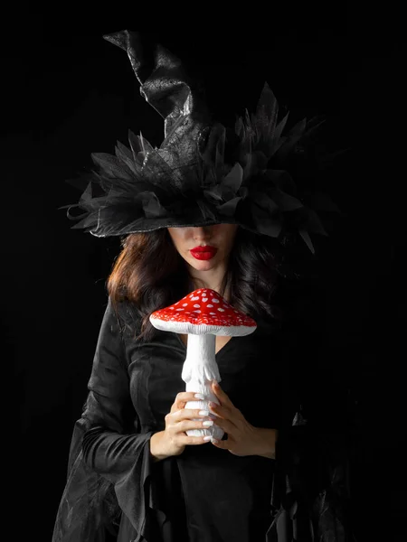 Portrét Čarodějky Čarodějnice Halloweenském Kostýmu Držící Jedovaté Houby Pro Lektvar — Stock fotografie