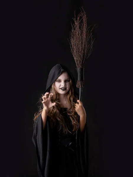 Chica Halloween Mal Enojado Bruja Traje Sonrisa Gruñir Mantenga Escoba —  Fotos de Stock