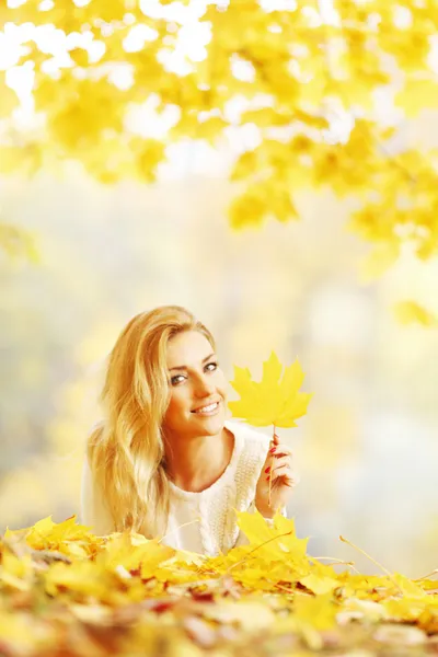 Woman laying in autumn park — Stock Photo, Image