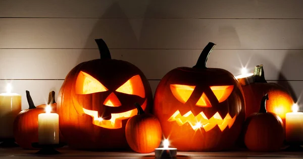 Calabazas Halloween Con Caras Cortadas Velas Tarjeta Vacaciones Oscura —  Fotos de Stock