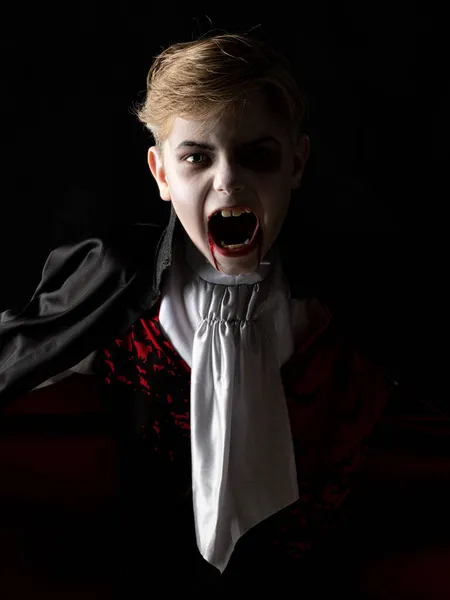 Portrét Chlapce Halloween Upíří Make Kostým Plášť Holé Zuby Černém — Stock fotografie