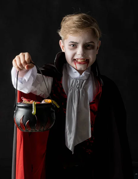 Chlapec Košem Kotle Červí Sladkosti Oblečený Jako Upír Halloween Party — Stock fotografie