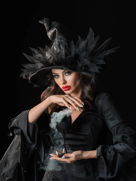 Cadılar Bayramı Kostümlü Güzel Büyücü Kadın Siyah Arka Planda Izole — Stok fotoğraf