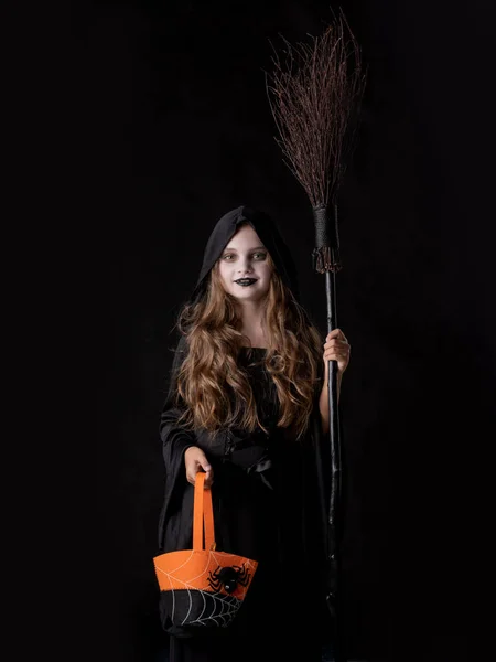 Chica Halloween Bruja Traje Mantenga Escoba Naranja Bolsa Truco Tratar —  Fotos de Stock